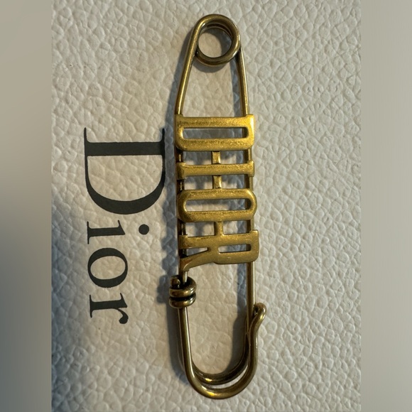 100% Authentic✨Christian Dior Gold Brooch - Picture 3 of 7